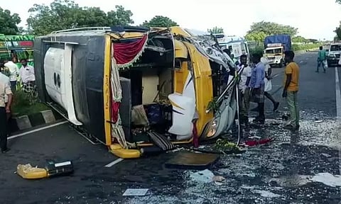 திண்டிவனத்தில்வேன் கவிழ்ந்து விபத்து; 25 பெண் பக்தர்கள் காயம்