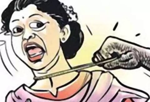 வீட்டில் கணவருடன் தூங்கிய பெண்ணிடம் 7 பவுன் தாலிச்சங்கிலி பறிப்பு