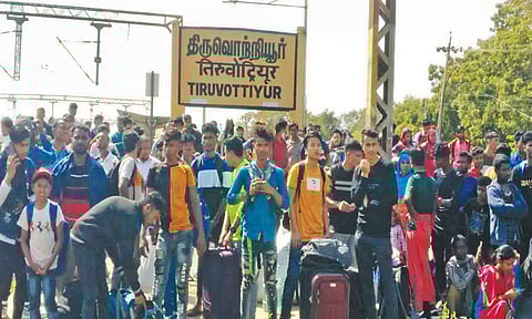 ரெயில் பயணிகளிடம் வாக்குவாதம்; முன்பதிவு பெட்டியில் அத்துமீறி ஏறிய வடமாநிலத்தவர்கள்