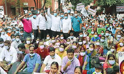 'சம வேலைக்கு சம ஊதியம்' கேட்டு ஆசிரியர்கள் குடும்பத்துடன் உண்ணாவிரத போராட்டம்