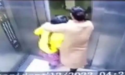 வைரல் வீடியோ: லிப்டில் வேலைக்கார சிறுமியை வலுக்கட்டாயமாக இழுத்து செல்லும் பெண்