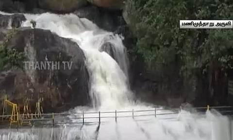 மணிமுத்தாறு அருவியில் 3-வது நாளாக வெள்ளப்பெருக்கு - பாதுகாப்பு கருதி பொதுமக்களுக்கு தடை நீட்டிப்பு