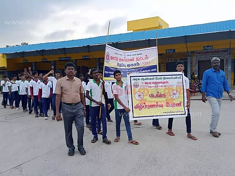 பொ.மல்லாபுரத்தில், அரசு ஆண்கள் பள்ளி சார்பில்டெங்கு தடுப்பு விழிப்புணர்வு ஊர்வலம்