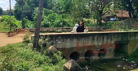 பழமையான பாலத்தில் ஏற்பட்ட உடைப்பால் போக்குவரத்து துண்டிப்பு