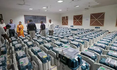 இனி வேறு மாநிலங்களில் இருந்தும் நீங்கள் வாக்களிக்கலாம் புதிய ரிமோட் மின்னணு வாக்குப்பதிவு எந்திரங்கள்...!