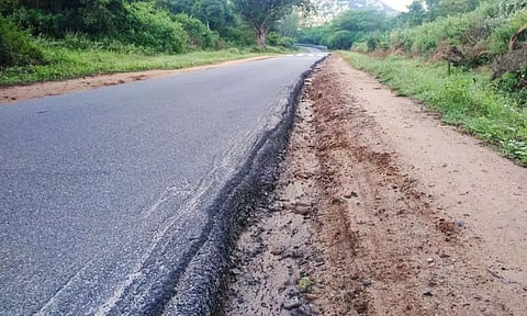 உடுமலை-மூணாறு சாலையில் மண் அரிப்பு ஏற்பட்டுள்ளது. விபத்து நடக்கும் முன்பு சீரமைக்க வேண்டும் என்று வாகன ஓட்டிகள் கோரிக்கை விடுத்துள்ளனர்.
