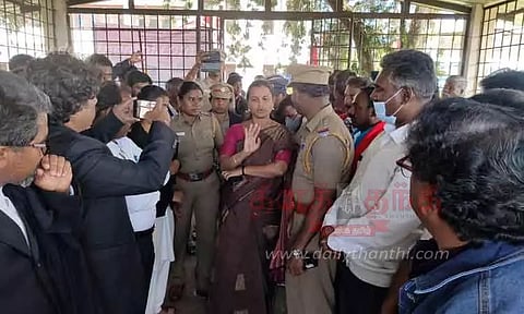 அரசியல் கட்சியினர், பொதுமக்கள் காத்திருப்பு போராட்டம்