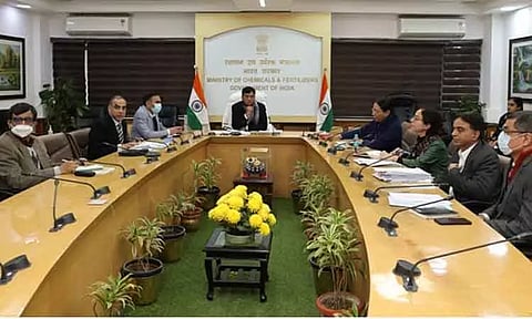 கொரோனாவுக்கான மருந்துகளின் இருப்பை உறுதி செய்ய வேண்டும் - மருந்து நிறுவனங்களுக்கு சுகாதாரத்துறை மந்திரி அறிவுறுத்தல்