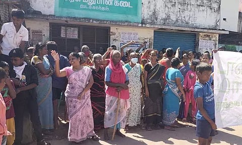 பஸ் நிலையத்தில் உள்ளடாஸ்மாக் கடையை அகற்றக்கோரி பெண்கள் போராட்டம்கச்சிராயப்பாளையம் அருகே பரபரப்பு