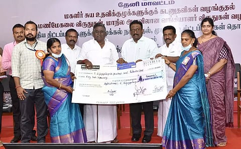 தேனியில்மகளிர் சுய உதவி குழுக்களுக்கு கடன் உதவி:கலெக்டர் வழங்கினார்