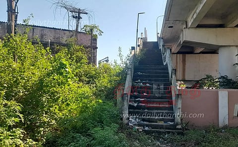 மொரப்பூரில்ரெயில்வே மேம்பால நடைபாதை சீரமைக்கப்படுமா?பயணிகள் எதிர்பார்ப்பு