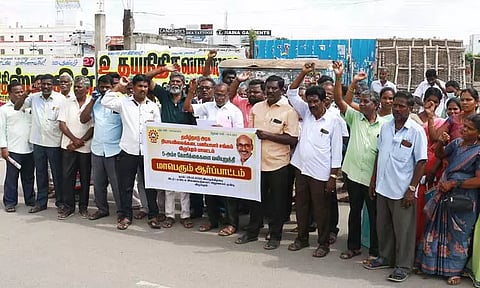 ரேஷன் கடை பணியாளர்கள் ஆர்ப்பாட்டம்