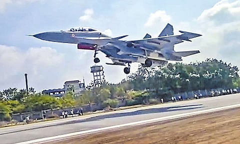 ஆந்திராவில் தேசிய நெடுஞ்சாலையில் போர் விமானங்கள் தரை இறங்கும் வசதி; வெற்றிகரமாக சோதனை ஓட்டம்