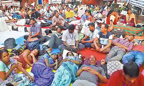 அதிகாரியுடன் நடந்த பேச்சுவார்த்தை தோல்வி: 3-வது நாளாக நீடிக்கும் இடைநிலை ஆசிரியர்கள் போராட்டம்