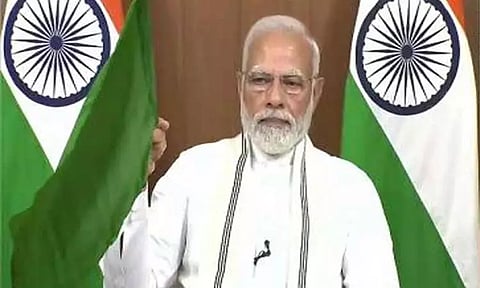 தாயை தகனம் செய்த 1 மணி நேரத்தில் நாட்டுக்காக வந்த பிரதமர் மோடி.. சோகத்தை மறைத்து கொடியசைத்த தருணம்