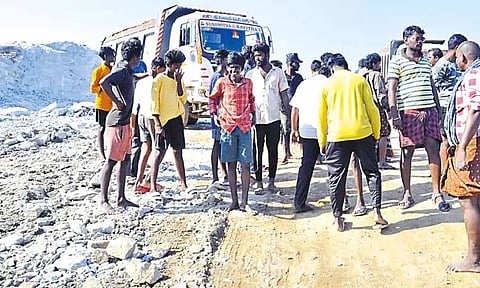 வெடி வைத்து பாறைகளை தகர்ப்பதால் வீடுகளில் விரிசல் கல் குவாரியில் பொதுமக்கள் முற்றுகை போராட்டம்