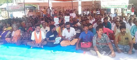 கிராம நிர்வாக அலுவலகத்தை மாற்ற எதிர்ப்பு:தீர்த்தமலையில் பொதுமக்கள் உண்ணாவிரத போராட்டம்அதிகாரிகள் பேச்சுவார்த்தை