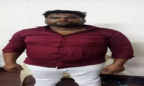 ஆனைமலையில் நூதன மோசடியில் ஈடுபட்ட ஆசாமி சிக்கினார்-ரூ.50 ஆயிரம், கார் பறிமுதல்