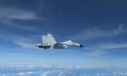 தென்சீனக்கடல் பகுதியில் அமெரிக்க விமானத்தை மோதுவதுபோல் பறந்த சீன போர் விமானம்; அமெரிக்க ராணுவம் குற்றச்சாட்டு