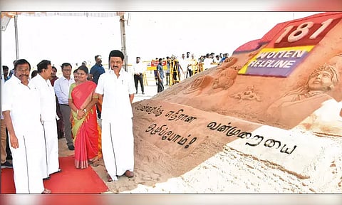 மெரினாவில் வடிவமைக்கப்பட்ட 'பெண்களுக்கு எதிரான வன்முறையை ஒழிப்போம்' மணல் சிற்பம்