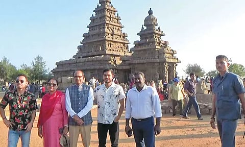 மத்திய பிரதேச முதல்-மந்திரி சிவராஜ் சிங் சவுகான் மாமல்லபுரம் வருகை - புராதன சின்னங்களை குடும்பத்துடன் கண்டு ரசித்தார்