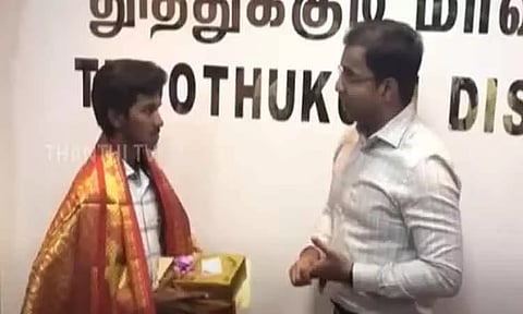 குற்றால அருவியில் விழுந்த சிறுமியை காப்பாற்றிய இளைஞர் - நேரில் அழைத்து கவுரவித்த தூத்துக்குடி கலெக்டர்