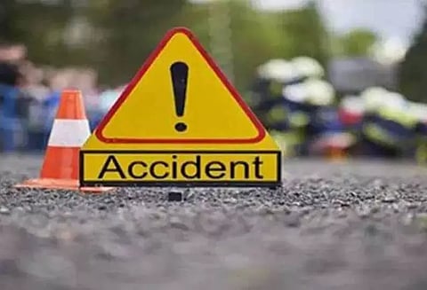 தொப்பூர் கணவாயில்லாரி கவிழ்ந்து விபத்து; டிரைவர் காயம்