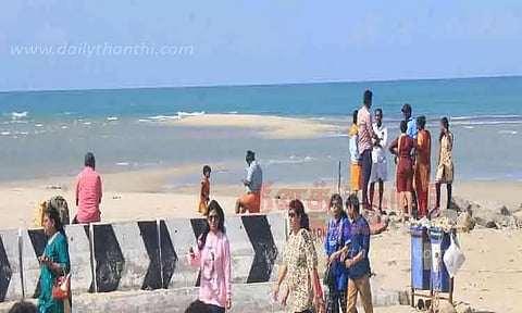 கடலின் நடுவே புதிதாக உருவாகியுள்ள மணல் திட்டு