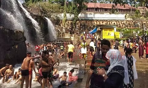 திற்பரப்பு அருவியில் சுற்றுலா பயணிகள் உற்சாக குளியல்