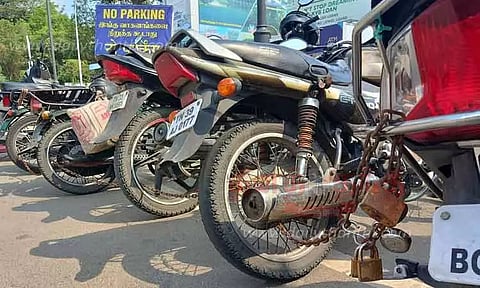 ஈரோடு ரெயில் நிலையத்தில்இருசக்கர வாகனங்களை நிறுத்துவதற்கு கட்டணம் வசூல்;டிக்கெட் முன்பதிவு செய்ய வரும் பயணிகள் அவதி