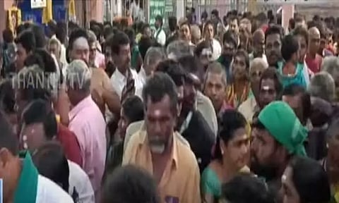 பிறந்தது புத்தாண்டு.. கோயில்களில் நிரம்பி வழியும் பக்தர்கள் கூட்டம்