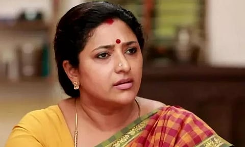 வலைத்தளத்தில் ஆபாச படம்... பிரபல நடிகை போலீசில் புகார்