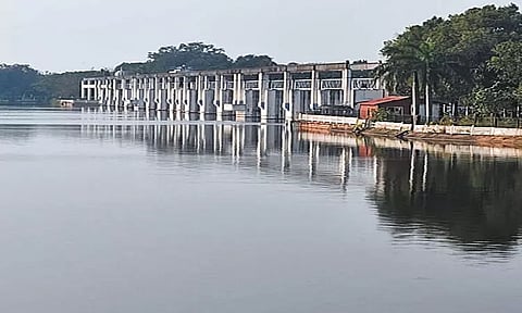 நீர்வரத்து அதிகரித்ததால் - பூண்டி ஏரி முழுவதும் நிரம்பியது