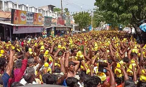 புத்தாண்டு சிறப்பு வழிபாடு: குலசை முத்தாரம்மன் கோவிலில் 1008 பால்குட ஊர்வலம்...!