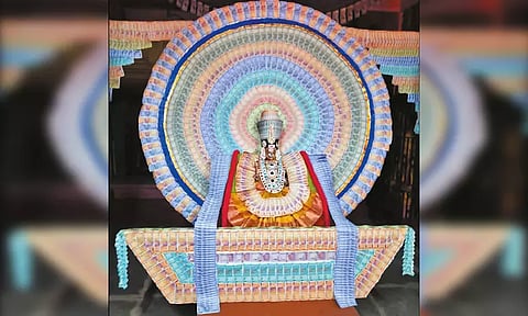 புத்தாண்டை முன்னிட்டு 10 லட்சம் ரூபாய் நோட்டுகளால் அம்மனுக்கு அலங்காரம்