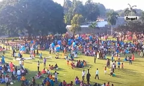 புத்தாண்டையொட்டி வேலூர் கோட்டையில் அலைமோதிய சுற்றுலா பயணிகள் கூட்டம்
