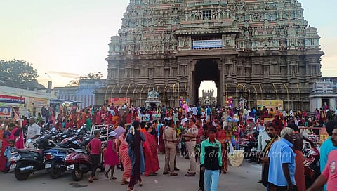 கோவில்களில் பக்தர்கள் குவிந்தனர்