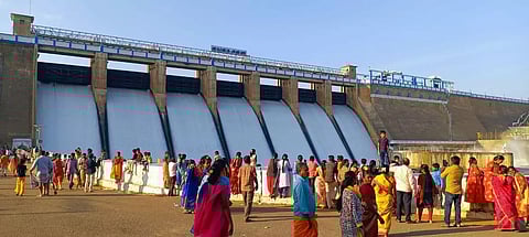புத்தாண்டு கொண்டாட்டம்:வைகை அணை பூங்காவில் குவிந்த சுற்றுலா பயணிகள்