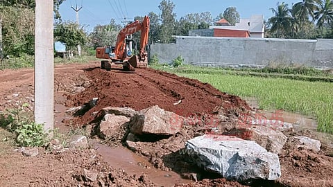 சாலை அமைக்கும் பணி தொடங்கியது