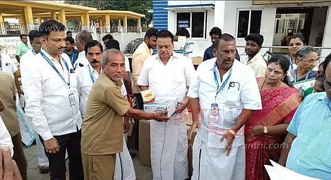 நகராட்சி பணியாளர்களுக்கு கேக், பரிசுப் பொருட்கள்