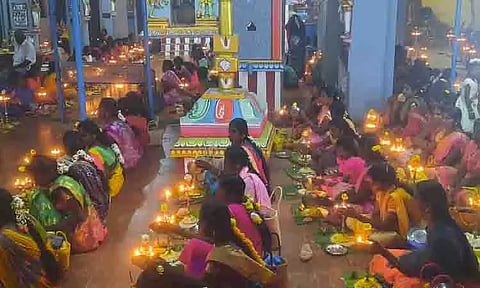 அய்யப்பன் கோவிலில் குத்துவிளக்கு பூஜை
