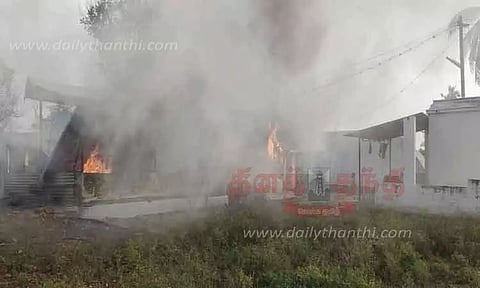 அந்தியூர் அருகே தீ விபத்தில்3 குடிசைகள் எரிந்து சாம்பல்