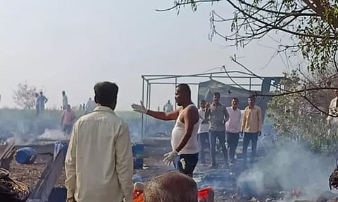 மராட்டியத்தில் பட்டாசு ஆலை விபத்தில் 5 பேர் உடல் சிதறி பலி 25 தொழிலாளர்கள் காயம்