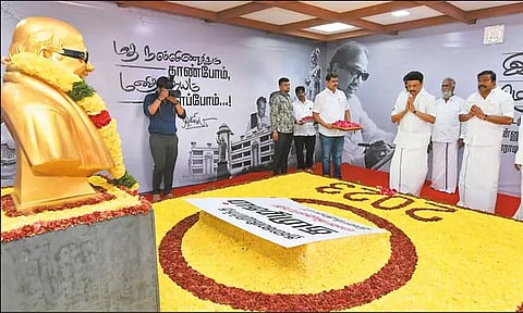 ஆங்கில புத்தாண்டையொட்டி: அண்ணா, கருணாநிதி நினைவிடங்களில் முதல்-அமைச்சர் மரியாதை