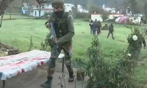 ஜம்மு காஷ்மீரில் பயங்கரவாதிகள் துப்பாக்கிச்சூட்டில் 4 பேர் பலி- முழு அடைப்பு போராட்டம்