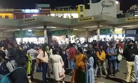 புத்தாண்டு முடிந்து திரும்பிய சுற்றுலா பயணிகள் - புதுச்சேரி பேருந்து நிலையத்தில் அலைமோதிய கூட்டம்