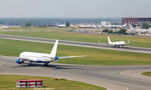 கோவையில் இருந்து சார்ஜா புறப்பட்ட விமானத்தில் கழுகுகள் மோதியதால் பரபரப்பு