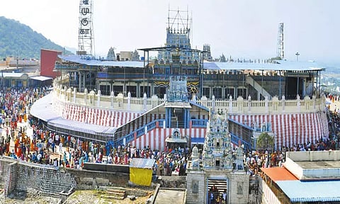 திருத்தணி முருகன் கோவிலில் அலைமோதிய பக்தர்கள் கூட்டம்; 5 மணி நேரம் நீண்ட வரிசையில் நின்று சாமி தரிசனம்