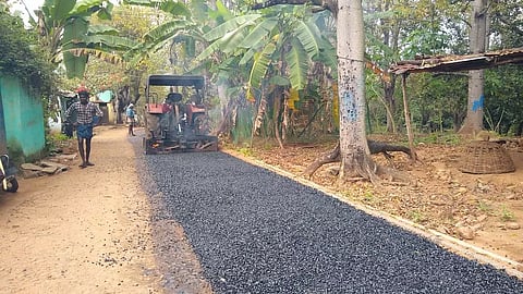 வருசநாடு அருகேசாலை அமைக்கும் பணி தீவிரம்