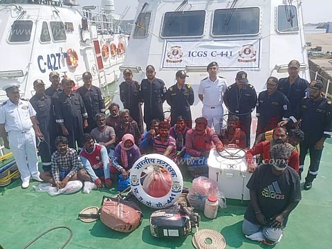 ஆழ்கடலில் மீன்பிடித்த போது படகு பழுதானதால் பரிதவிப்பு:குமரி மீனவர்களை காப்பாற்றி கரை சேர்த்த இலங்கை மீனவர்கள் பரபரப்பு தகவல்